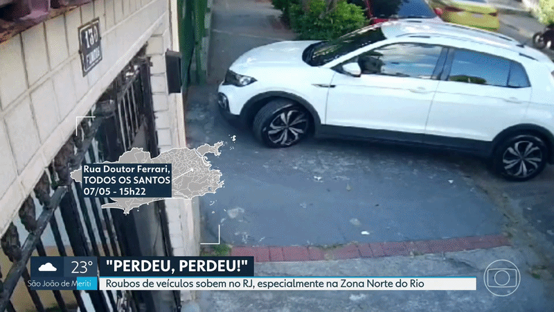 Carro protegido em rodovia segura