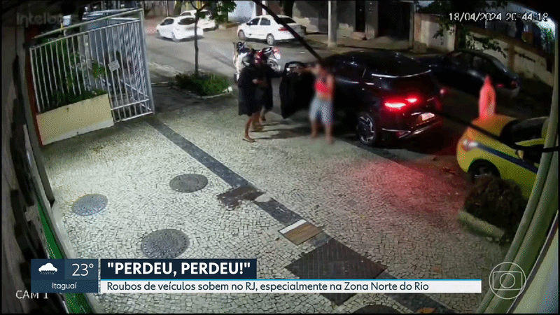 Motorista tranquilo dirigindo com segurança na orla do Rio de Janeiro